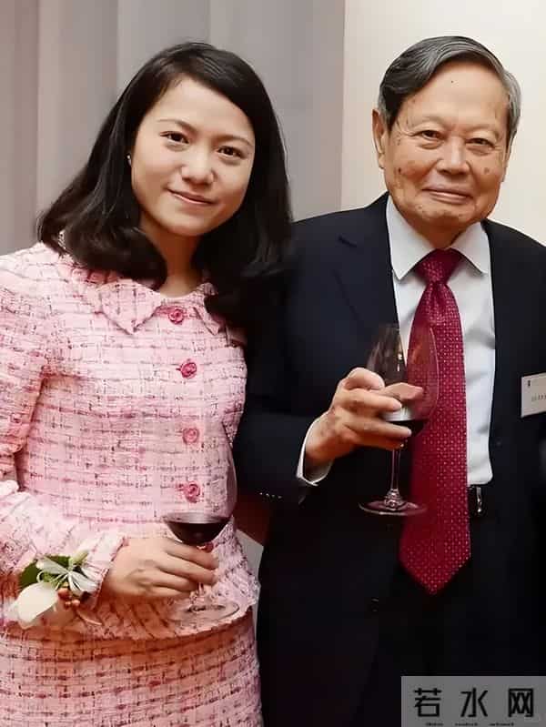 翁帆首次发声追忆杨振宁，数次哽咽，泣不成声，继子杨光诺没说错