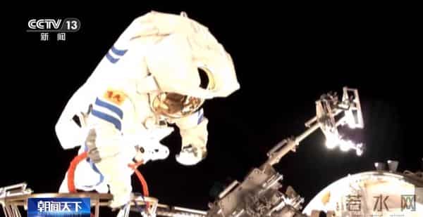神舟21号乘组首次！2人先后出舱8小时，干了哪两件大事？