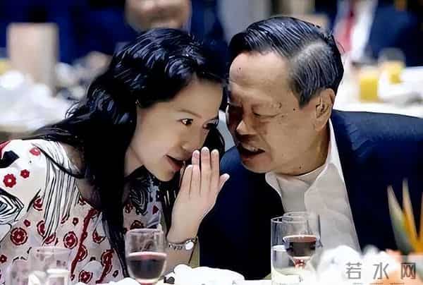 杨振宁去世不到两个月,翁帆发声回忆丈夫,仅凭一个举动口碑暴增