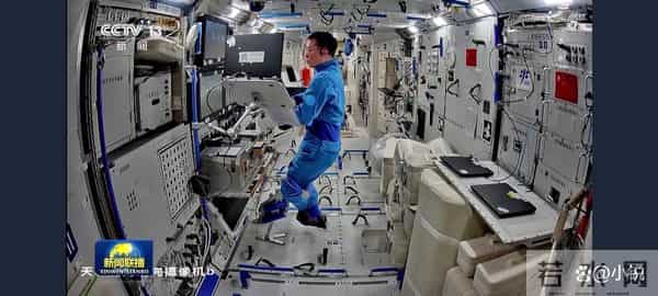 神舟二十一8小时出舱:舷窗裂缝前,人类给空间站装了“宇宙铠甲”