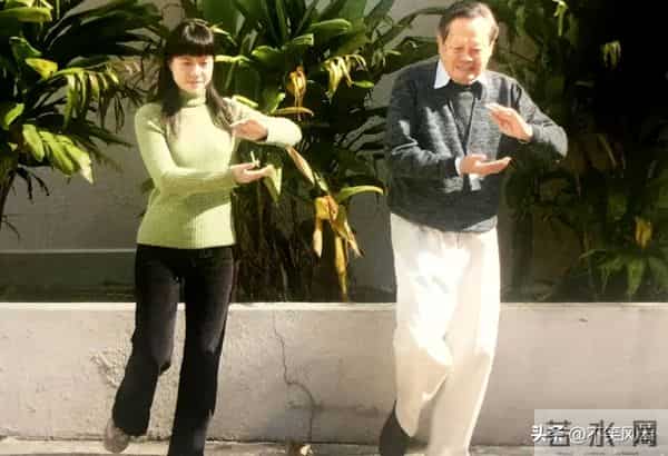 翁帆在追思会首次发声，红着眼追忆与杨振宁的过往。