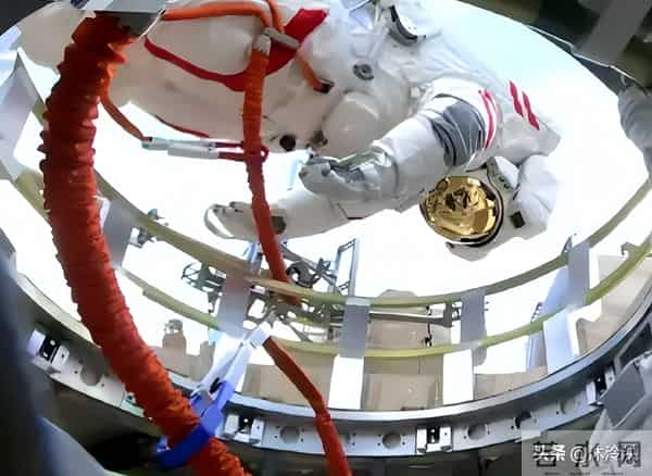 神21乘组圆满完成第一次出舱