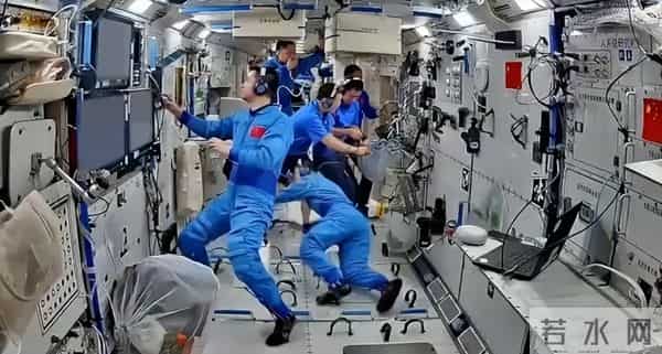 被美国骗了？航天员出舱巡检神舟二十号飞船：画面还原太空原貌