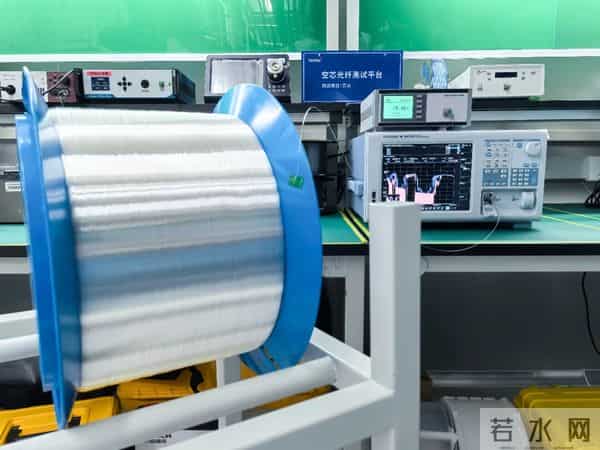 再突破！烽火通信空芯光纤实现0.063dB-km超低衰减新纪录