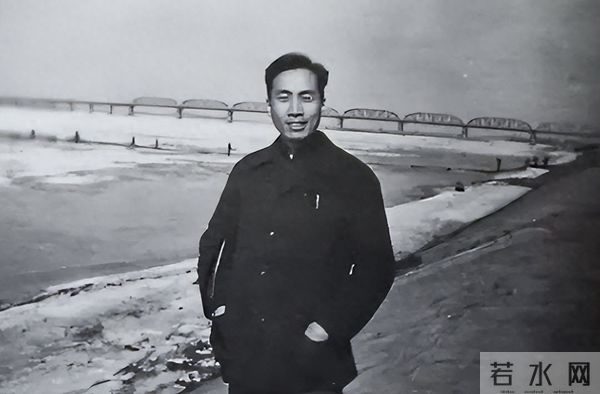 1985年，一个误判让中国付出上万亿代价，一代巨星也因此含恨而终