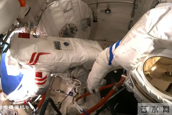 神21乘组圆满完成第一次出舱