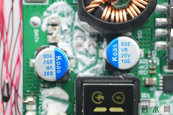 自带线 + 数显屏 + 120W 快充+ 20000mah，酷态科 25 号超级电能块 SE拆解