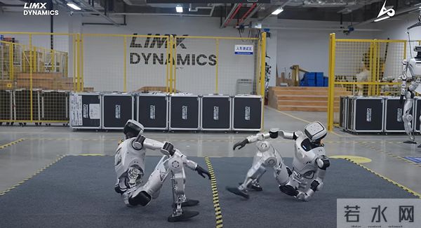 外媒：中国的人形机器人以类似人类的平衡能力在废墟中行走