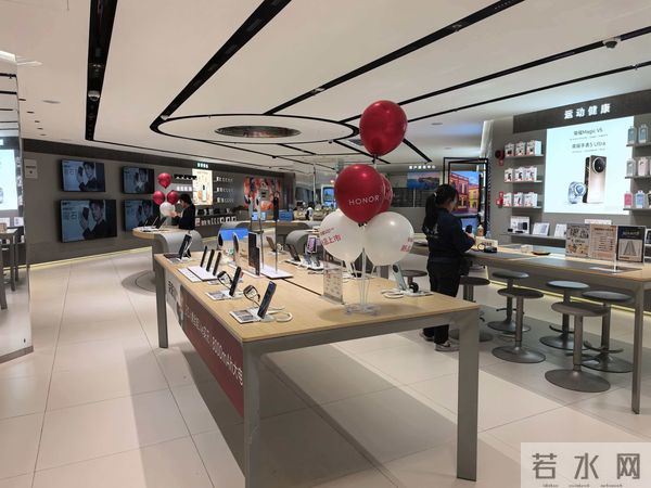 果华米OV荣线下门店大横评：特色服务花样百出，卖不动货却不可或缺