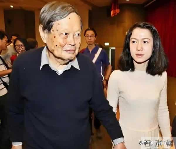 一场追思会，戳穿翁帆沉默两个月真相，原来杨振宁生前真的没说错