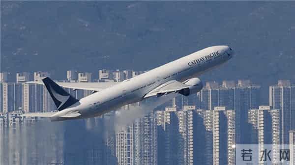 跨洋航班上一位乘客欲开舱门 后被机组制服！航司回应