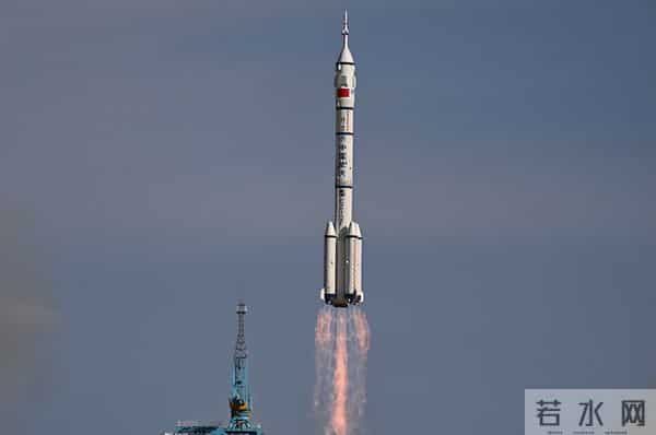 美媒：中国发射了替换舱解救被困航天员，但损坏的太空船归期未定