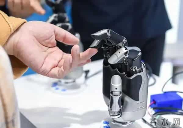 中美"机器人暗战"打响！180万台工业机器人，中国凭啥领先美国？