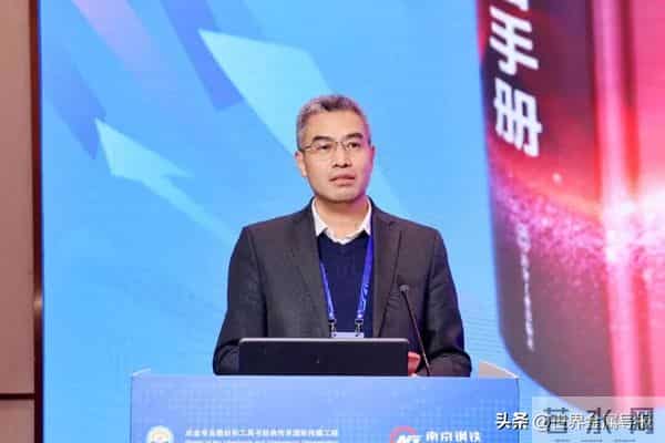 南钢主持编著的《中厚钢板装备手册》首发