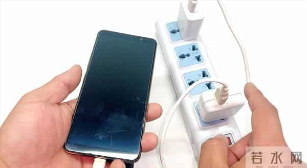 不管什么手机充电，切记不要这样充，不然手机离“报废”就不远了