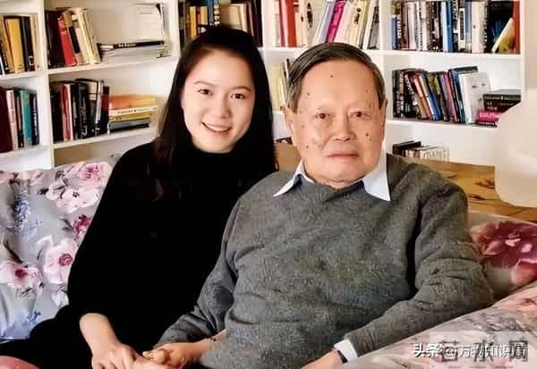 1995年,杨振宁和两位妻子的同框合影,翁帆19岁,青春靓丽
