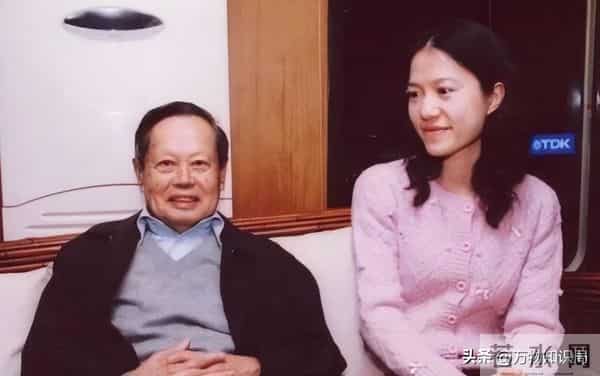 1995年,杨振宁和两位妻子的同框合影,翁帆19岁,青春靓丽