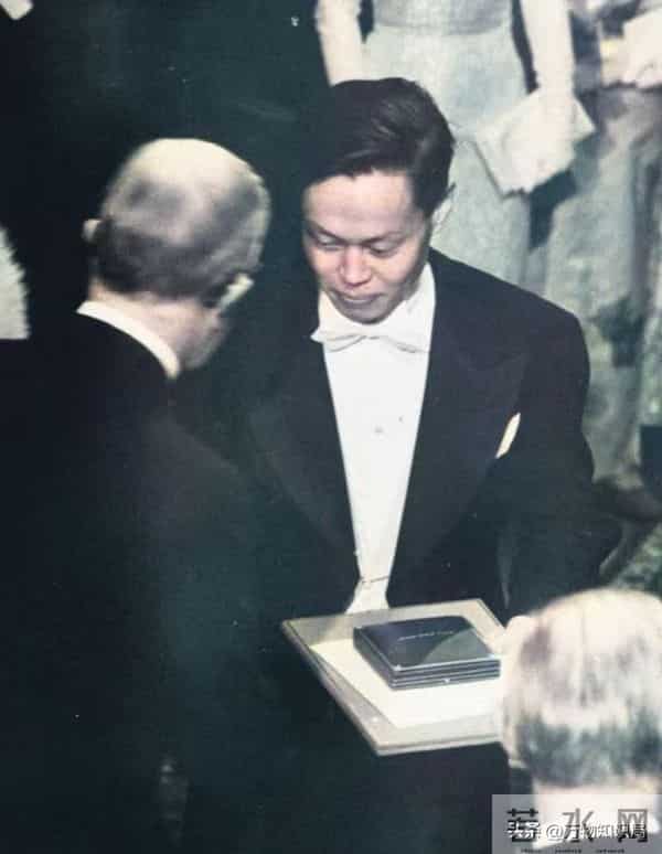 1995年,杨振宁和两位妻子的同框合影,翁帆19岁,青春靓丽