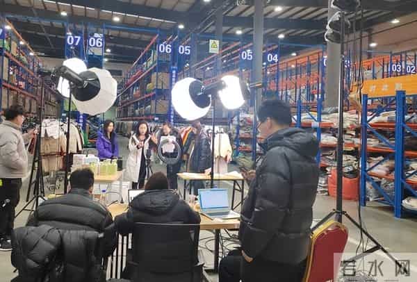 年销几十亿电商巨头接连倒下，直播带货退潮？普通人还能赚钱吗