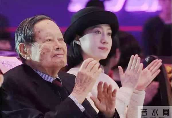 杨振宁追思会上，首次发声的翁帆，将"爷孙恋"的残酷展露无遗