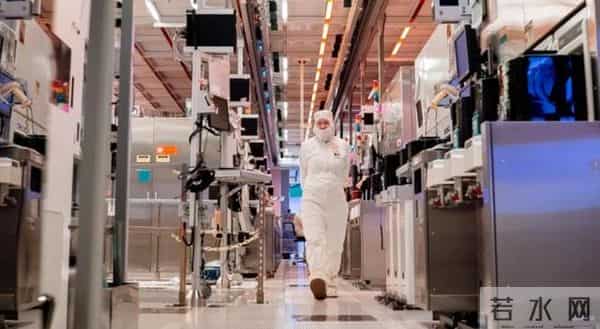 特朗普“大礼”砸向中国，黄仁勋冒火：美国做不了主，等中国拍板