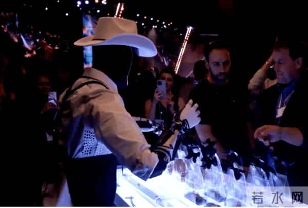 特斯拉机器人摘头秒躺！远程操控实锤，百万量产要配百万操作员？