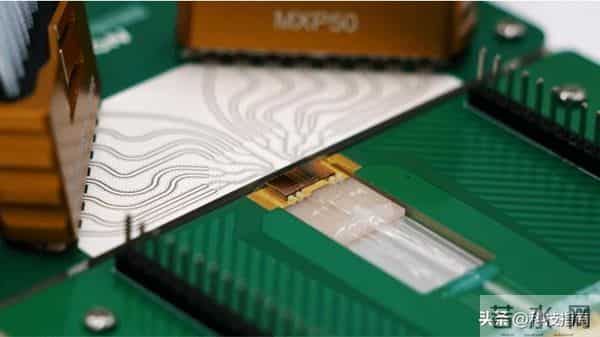 算力战杀疯了！7倍增长龙头横空出世，CPO这10股彻底藏不住