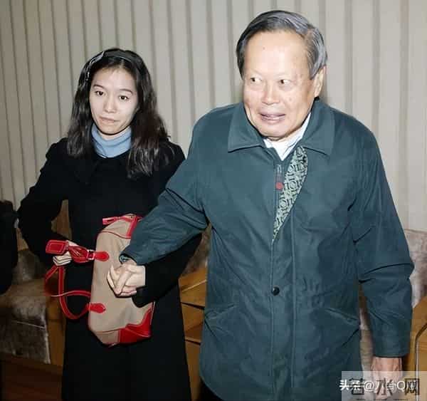 杨振宁离世一个多月，官媒揭开翁帆真实现状，杜致礼妹妹说得很对