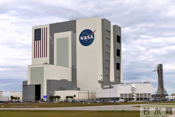 NASA前局长怒批美国航天：登月计划在技术上不可行，学学中国吧！