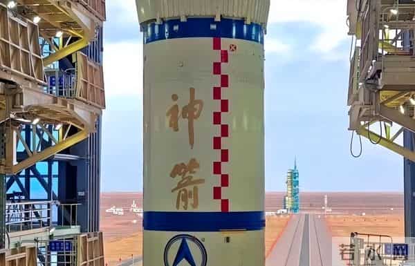 美媒：中国发射了替换舱解救被困航天员，但损坏的太空船归期未定