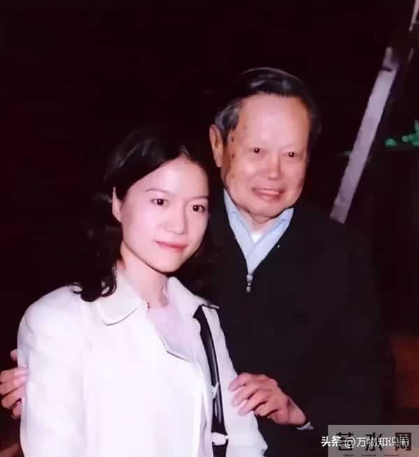 1995年,杨振宁和两位妻子的同框合影,翁帆19岁,青春靓丽