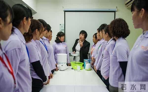 机器人做家务来了！家政阿姨们，你们的饭碗还保得住吗？