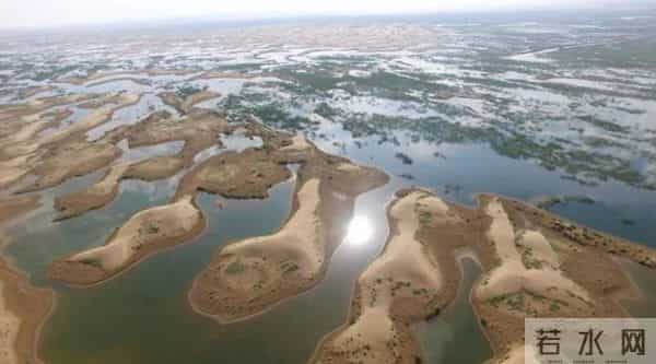 回顾：库布齐沙漠腹地出现了大面积的“冰河”，这些结冰的水到底是从哪里来的呢？其实是人为引入的黄河水