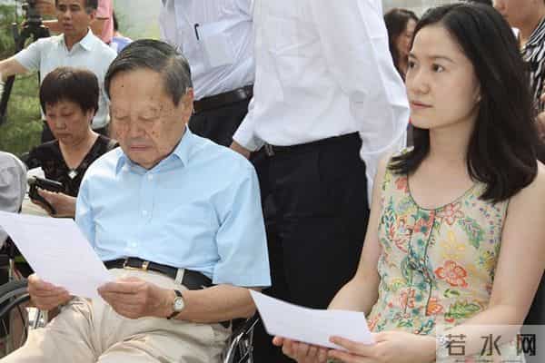 杨振宁追思会上，首次发声的翁帆，将"爷孙恋"的残酷展露无遗