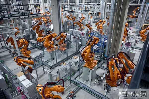 荷兰大臣彻底破防！对华芯片战误判后，欧洲汽车业遭致命反杀