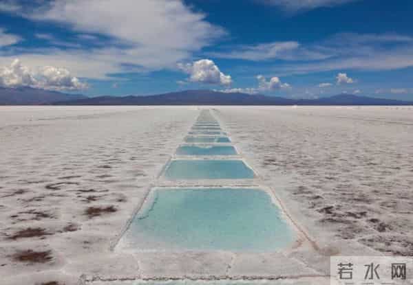 回顾：库布齐沙漠腹地出现了大面积的“冰河”，这些结冰的水到底是从哪里来的呢？其实是人为引入的黄河水