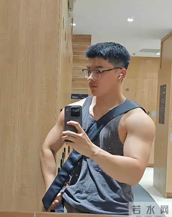 火车靠站时沈熙抓住我胳膊，那瞬间我不想离开了。