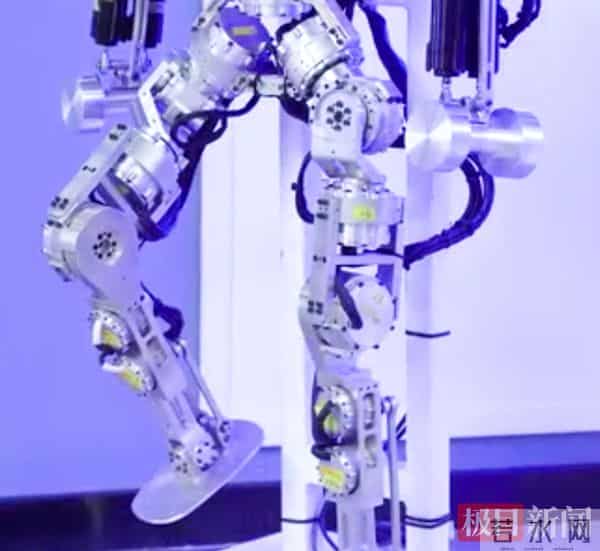 全球首台六轴智能艾灸机器人问世!湖北省机器人控制与驱动技术创新中心发布5项重大科技成果