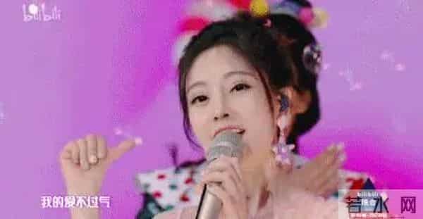 从“一姐”变身“团长”，3000万网红鼻祖，割舍不下直播经济