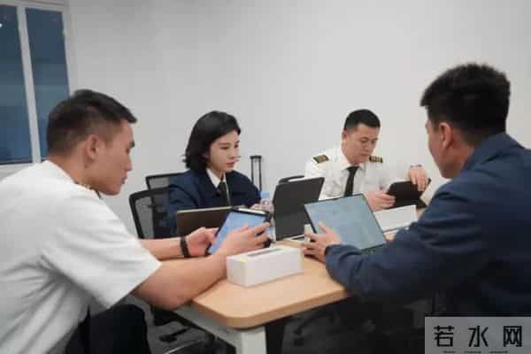 飒爽，C919首位女机长首航！