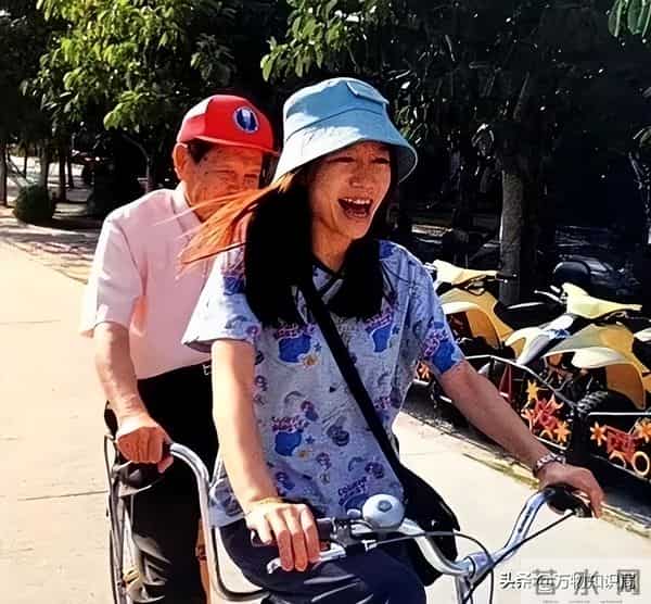 1995年,杨振宁和两位妻子的同框合影,翁帆19岁,青春靓丽