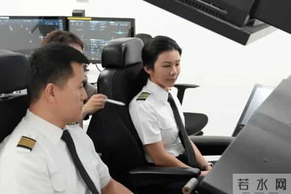 飒爽，C919首位女机长首航！