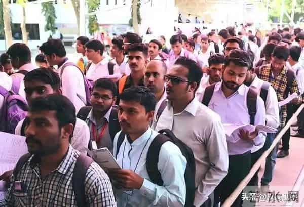 AI血洗美国白领！超5万人遭失业危机，中国AI趁机占领华尔街