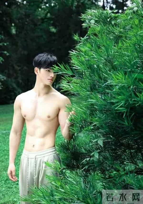 火车靠站时沈熙抓住我胳膊，那瞬间我不想离开了。