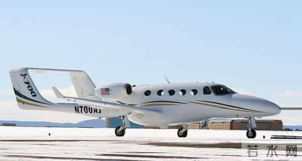 双尾喷气公务机——亚当 A700
