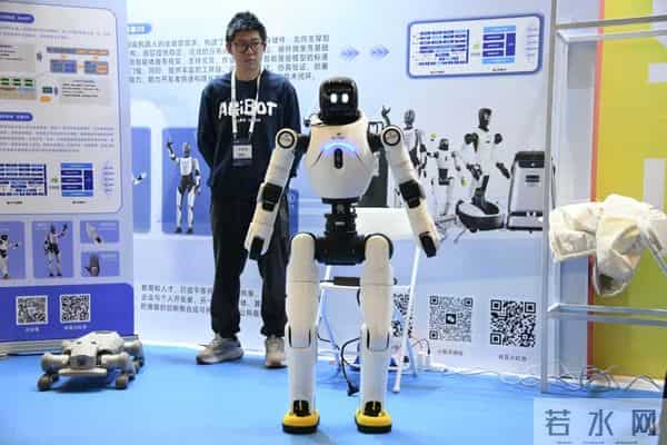 上海机器人“手、脚、脑”齐头并进，具身智能产业奔赴500亿