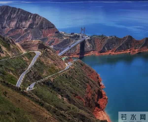 回顾：库布齐沙漠腹地出现了大面积的“冰河”，这些结冰的水到底是从哪里来的呢？其实是人为引入的黄河水