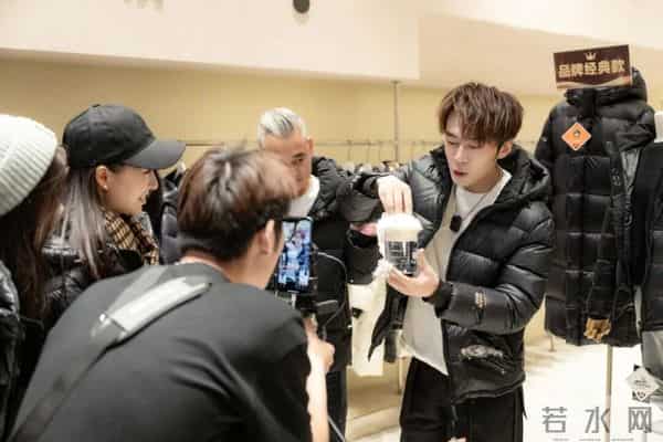 从代工车间走向直播间，平湖羽绒服产业带市场加速扩容