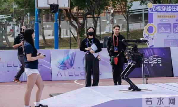 拿个水壶都卡壳！中国顶尖AI在真实世界面前，集体“翻车”了？