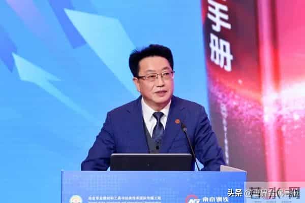 南钢主持编著的《中厚钢板装备手册》首发